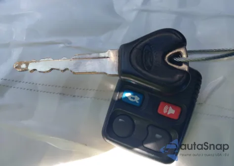 1998 Ford Escort Se z USA, uszkodzony, nr VIN 3FAFP15P0WR238401